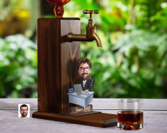 BK Gift Kişiye Özel Patron Baba Karikatürlü Musluklu Ahşap Viski Standı-12, Viski Çeşmesi, Doğum Günü Hediyesi, İçecek Dispenseri
