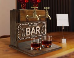 BK Gift Kişiye Özel Kabartma İsimli ve Tarihli Çift Musluklu Doğal Ahşap İçki Standı-31, İçki Standı, Doğum Günü Hediyesi, Ev Hediyesi