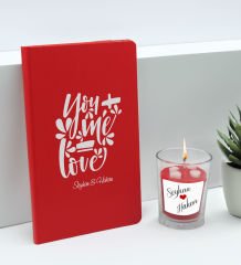 BK Gift Sevgililere Özel İsimli Kırmızı Defter ve Cam Bardakta Kalp Figürlü Kokulu Mum Hediye Seti-12, Sevgiliye Hediye, Sevgililer Günü
