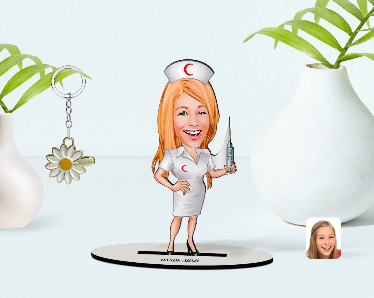 Kişiye Özel Hemşire Karikatürlü 3D Ahşap Biblo ve İsimli Gold Papatya Anahtarlık-1