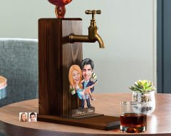 BK Gift Kişiye Özel Evleniyoruz Karikatürlü Musluklu Ahşap Viski Standı-4, Viski Çeşmesi, Doğum Günü Hediyesi, İçecek Dispenseri