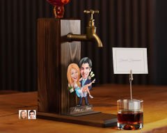 BK Gift Kişiye Özel Evleniyoruz Karikatürlü Musluklu Ahşap Viski Standı-4, Viski Çeşmesi, Doğum Günü Hediyesi, İçecek Dispenseri