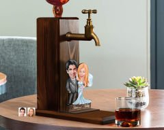 BK Gift Kişiye Özel Evleniyoruz Karikatürlü Musluklu Ahşap Viski Standı-5, Viski Çeşmesi, Doğum Günü Hediyesi, İçecek Dispenseri