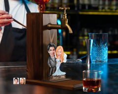 BK Gift Kişiye Özel Evleniyoruz Karikatürlü Musluklu Ahşap Viski Standı-5, Viski Çeşmesi, Doğum Günü Hediyesi, İçecek Dispenseri