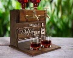 BK Gift Kişiye Özel Kabartma İsimli ve Tarihli Çift Musluklu Doğal Ahşap İçki Standı-35, İçki Standı, Doğum Günü Hediyesi, Ev Hediyesi