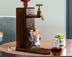 BK Gift Kişiye Özel Evleniyoruz Karikatürlü Musluklu Ahşap Viski Standı-6, Viski Çeşmesi, Doğum Günü Hediyesi, İçecek Dispenseri