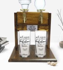 Kişiye Özel Renkli Baskılı Yok Canım Ne Üzülmesi Tasarımlı İkili Rakı Bardağı ve Çift Musluklu Doğal Ahşap Rakı Standı-1