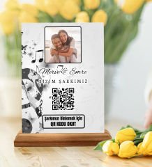 BK Gift Kişiye Özel Fotoğraflı ve Şarkı QR Kodlu Ahşap Standlı Pleksi, Sevgiliye Hediye