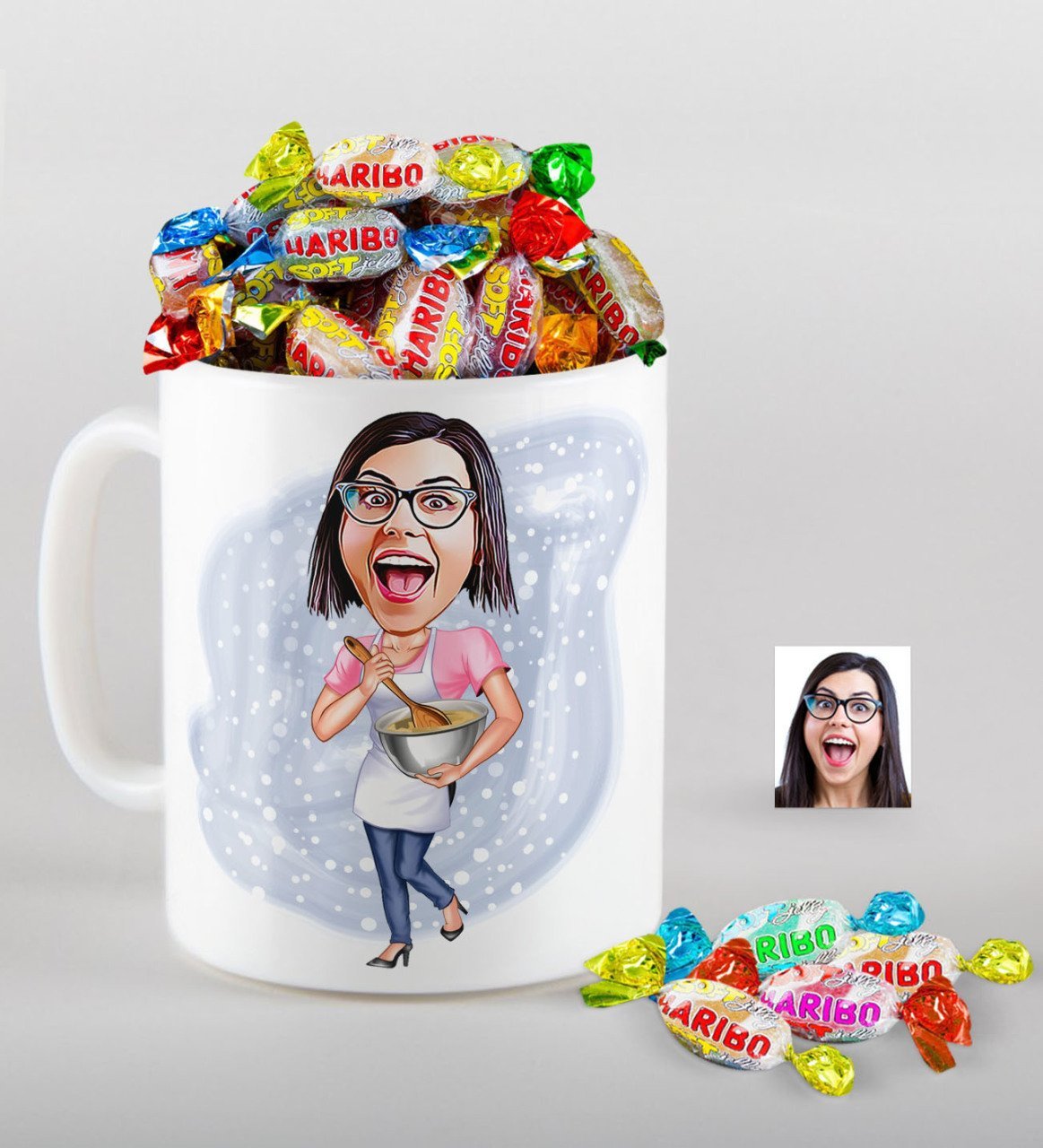 Kişiye Özel Ev Hanımı Karikatürlü Kupa ve Haribo Fruitbons Şeker Hediye Seti-3