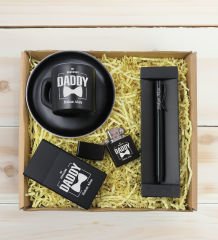 BK Gift Kişiye Özel İsimli Baba Temalı Siyah Türk Kahvesi Fincanı&Metal Kalem&Çakmak&Sigara Kutusu Hediye Seti-5, Babaya Hediye, Babalar Günü Hediyeleri
