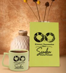 BK Gift Kimseyi Tanımadım Ben Atatürk Temalı Sarı Sert Kapaklı Defter ve Middle Kupa Seti-4, Arkadaşa Hediye, Yeni İş Hediyesi, Doğum Günü Hediyesi