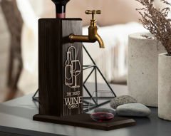 BK Gift Kişiye Özel Kabartma İsimli Musluklu Siyah(Ebony) Ahşap Şarap Standı, Şarap Çeşmesi, Doğum Günü Hediyesi, Ev Hediyesi, İçecek Dispenseri-8