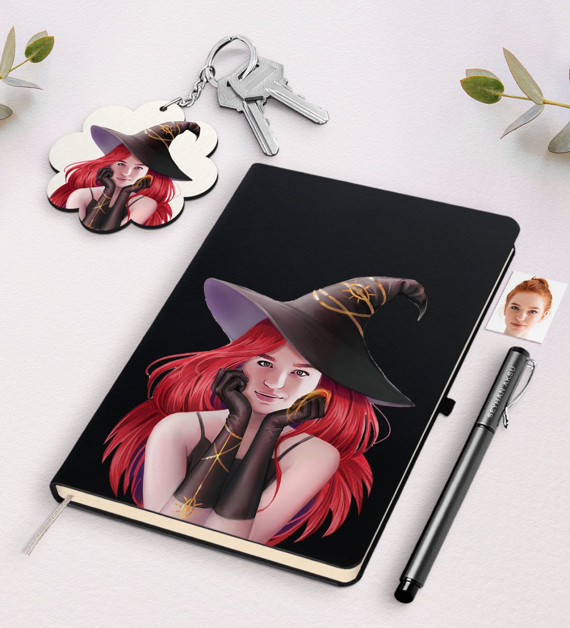 Kişiye Özel Bayan Cadı Karikatürlü Siyah Defter Kalem Ve Anahtarlık Hediye Seti-2