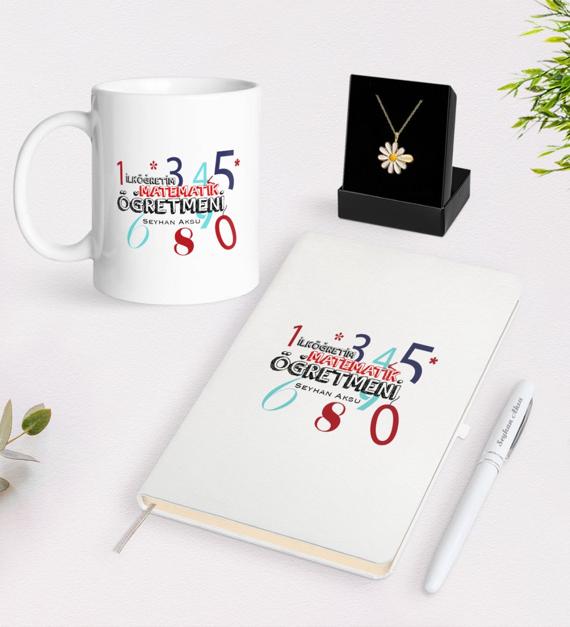 Kişiye Özel İlköğretim Matematik Öğretmeni Beyaz Kupa Defter Kalem ve İsimli Papatya Kolye Hediye Seti