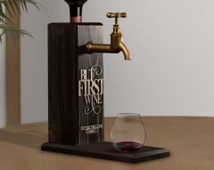 BK Gift Kişiye Özel Kabartma İsimli Musluklu Siyah(Ebony) Ahşap Şarap Standı, Şarap Çeşmesi, Doğum Günü Hediyesi, Ev Hediyesi, İçecek Dispenseri-13