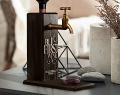 BK Gift Kişiye Özel Kabartma İsimli Musluklu Siyah(Ebony) Ahşap Şarap Standı, Şarap Çeşmesi, Doğum Günü Hediyesi, Ev Hediyesi, İçecek Dispenseri-13