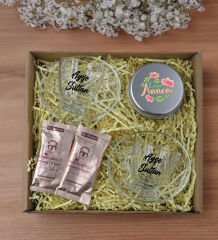 BK Gift Kişiye Özel İsimli 2’li Cam Kahve Fincanı & Türk Kahvesi & Gümüş Metal Kutuda Kokulu Mum Hediye Seti-3, Anneye Hediye, Anneler Günü Hediyeleri