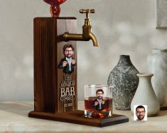 BK Gift Kabartmalı Karikatür Figürlü Musluklu Ahşap İçki Standı ve Viski Bardağı Hediye Seti, Arkadaşa Hediye, Sevgiliye Hediye-3