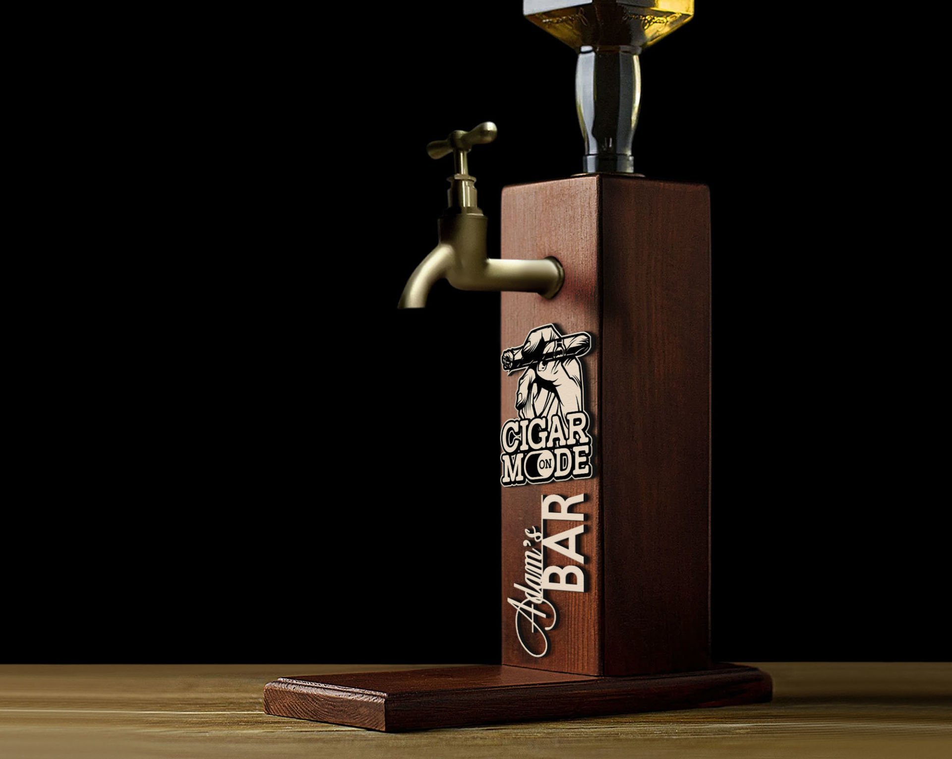 BK Gift Kişiye Özel Kabartma İsimli Musluklu Ahşap Viski Standı-7, Viski Çeşmesi, Doğum Günü Hediyesi, İçecek Dispenseri