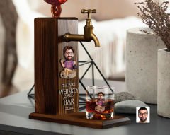 BK Gift Kabartmalı Karikatür Figürlü Musluklu Ahşap İçki Standı ve Viski Bardağı Hediye Seti, Arkadaşa Hediye, Sevgiliye Hediye-5