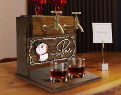 BK Gift Kişiye Özel Kabartma Yeni Yıl Tasarımlı İsimli Çift Musluklu Doğal Ahşap İçki Standı-6, İçki Standı, Doğum Günü Hediyesi, Ev Hediyesi