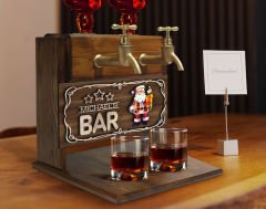 BK Gift Kişiye Özel Kabartma Yeni Yıl Tasarımlı İsimli Çift Musluklu Doğal Ahşap İçki Standı-7, İçki Standı, Doğum Günü Hediyesi, Ev Hediyesi