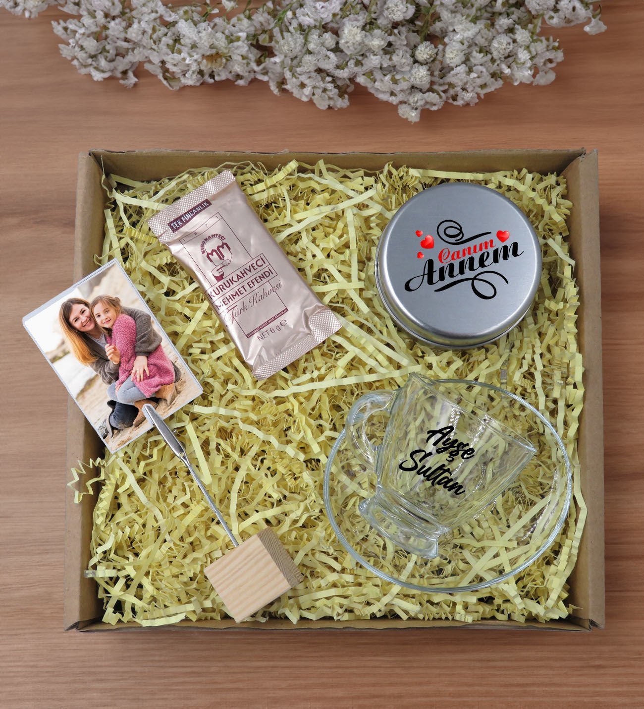 BK Gift Kişiye Özel İsimli Cam Kahve Fincanı & Türk Kahvesi & Ahşap Fotoğraf Tutucu & Gümüş Metal Kutuda Kokulu Mum Hediye Seti-1, Anneye Hediye, Anneler Günü Hediyeleri