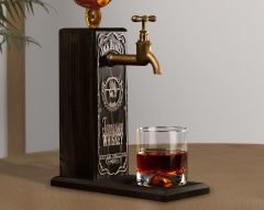 BK Gift Kişiye Özel Kabartma İsimli Musluklu Siyah(Ebony) Ahşap Viski Standı, Viski Çeşmesi, Doğum Günü Hediyesi, Ev Hediyesi, İçecek Dispenseri-1