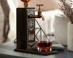 BK Gift Kişiye Özel Kabartma İsimli Musluklu Siyah(Ebony) Ahşap Viski Standı, Viski Çeşmesi, Doğum Günü Hediyesi, Ev Hediyesi, İçecek Dispenseri-1