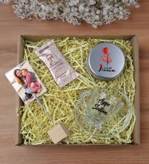BK Gift Kişiye Özel İsimli Cam Kahve Fincanı & Türk Kahvesi & Ahşap Fotoğraf Tutucu & Gümüş Metal Kutuda Kokulu Mum Hediye Seti-2, Anneye Hediye, Anneler Günü Hediyeleri