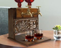 BK Gift Kişiye Özel Kabartma Yeni Yıl Tasarımlı İsimli Çift Musluklu Doğal Ahşap İçki Standı-9, İçki Standı, Doğum Günü Hediyesi, Ev Hediyesi