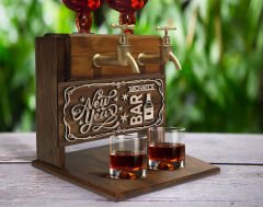 BK Gift Kişiye Özel Kabartma Yeni Yıl Tasarımlı İsimli Çift Musluklu Doğal Ahşap İçki Standı-9, İçki Standı, Doğum Günü Hediyesi, Ev Hediyesi