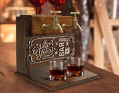 BK Gift Kişiye Özel Kabartma Yeni Yıl Tasarımlı İsimli Çift Musluklu Doğal Ahşap İçki Standı-9, İçki Standı, Doğum Günü Hediyesi, Ev Hediyesi