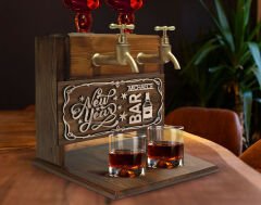 BK Gift Kişiye Özel Kabartma Yeni Yıl Tasarımlı İsimli Çift Musluklu Doğal Ahşap İçki Standı-9, İçki Standı, Doğum Günü Hediyesi, Ev Hediyesi