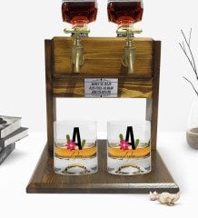 Kişiye Özel Renkli Baskılı Harf ve İsim Tasarımlı İkili Viski Bardağı ve Çift Musluklu Doğal Ahşap Viski Standı-4