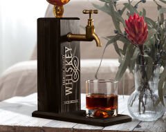 BK Gift Kişiye Özel Kabartma İsimli Musluklu Siyah(Ebony) Ahşap Viski Standı, Viski Çeşmesi, Doğum Günü Hediyesi, Ev Hediyesi, İçecek Dispenseri-3