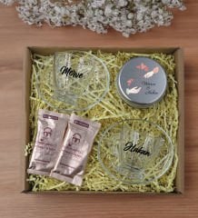 BK Gift Kişiye Özel İsimli 2’li Cam Kahve Fincanı & Türk Kahvesi & Gümüş Metal Kutuda Kokulu Mum Hediye Seti-1, Sevgiliye Hediye, Yıl Dönümü Hediyesi