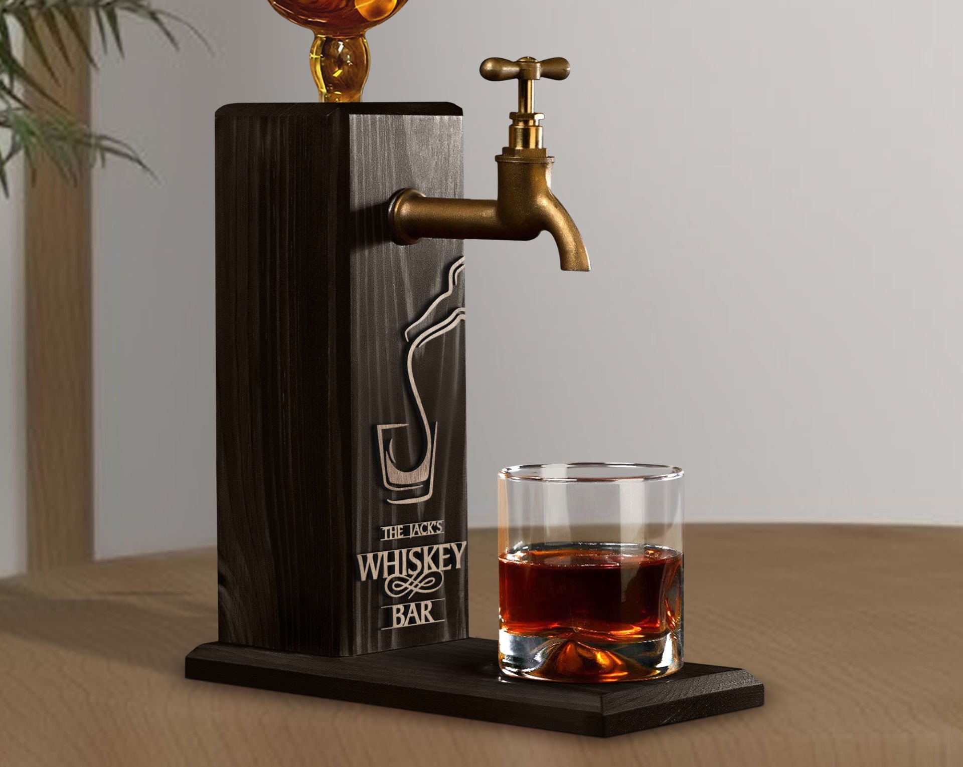 BK Gift Kişiye Özel Kabartma İsimli Musluklu Siyah(Ebony) Ahşap Viski Standı, Viski Çeşmesi, Doğum Günü Hediyesi, Ev Hediyesi, İçecek Dispenseri-4