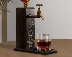 BK Gift Kişiye Özel Kabartma İsimli Musluklu Siyah(Ebony) Ahşap Viski Standı, Viski Çeşmesi, Doğum Günü Hediyesi, Ev Hediyesi, İçecek Dispenseri-4