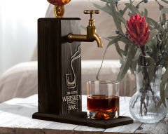 BK Gift Kişiye Özel Kabartma İsimli Musluklu Siyah(Ebony) Ahşap Viski Standı, Viski Çeşmesi, Doğum Günü Hediyesi, Ev Hediyesi, İçecek Dispenseri-4