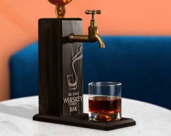 BK Gift Kişiye Özel Kabartma İsimli Musluklu Siyah(Ebony) Ahşap Viski Standı, Viski Çeşmesi, Doğum Günü Hediyesi, Ev Hediyesi, İçecek Dispenseri-4