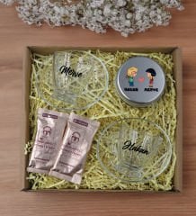 BK Gift Kişiye Özel İsimli 2’li Cam Kahve Fincanı & Türk Kahvesi & Gümüş Metal Kutuda Kokulu Mum Hediye Seti-2, Sevgiliye Hediye, Yıl Dönümü Hediyesi