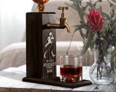 BK Gift Kişiye Özel Kabartma İsimli Musluklu Siyah(Ebony) Ahşap Viski Standı, Viski Çeşmesi, Doğum Günü Hediyesi, Ev Hediyesi, İçecek Dispenseri-5