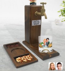 Kişiye Özel Evleniyoruz Karikatürlü Viski Bardağı & Musluklu Doğal Ahşap İçki Standı & Masif Ahşap Dikdörtgen Sunum Tabağı Çerezlik Hediye Seti-1