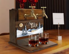BK Gift Kişiye Özel Kabartma Yeni Yıl Tasarımlı İsimli Çift Musluklu Doğal Ahşap İçki Standı-11, İçki Standı, Doğum Günü Hediyesi, Ev Hediyesi
