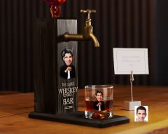 BK Gift Kabartmalı Karikatür Figürlü Musluklu Siyah Ahşap İçki Standı ve Viski Bardağı Hediye Seti, Arkadaşa Hediye, Sevgiliye Hediye-3