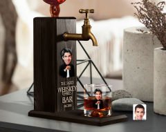 BK Gift Kabartmalı Karikatür Figürlü Musluklu Siyah Ahşap İçki Standı ve Viski Bardağı Hediye Seti, Arkadaşa Hediye, Sevgiliye Hediye-3