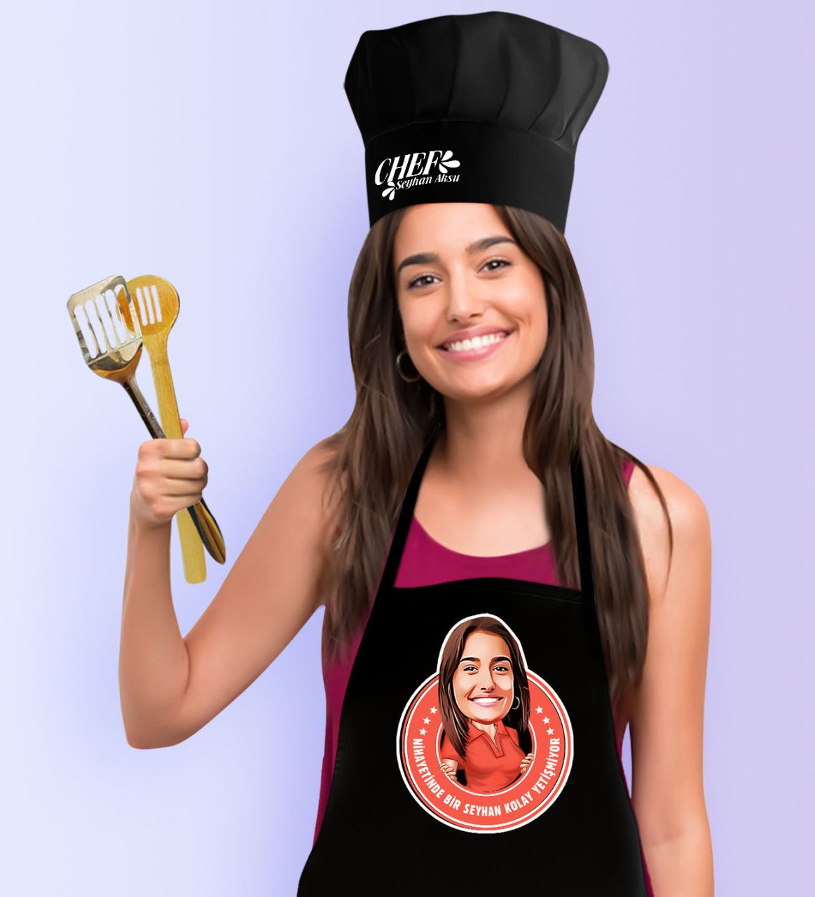 Kişiye Özel Bayan Kolay Yetişmiyor Karikatürlü Siyah Mutfak Önlüğü Aşçı Şapkası Seti