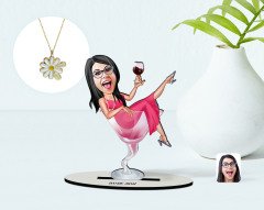 Kişiye Özel Kadın Patroniçe Karikatürlü 3D Ahşap Biblo ve İsimli Tarihli Papatya Kolye Seti-1