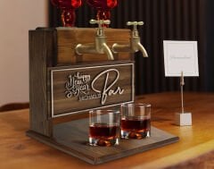 BK Gift Kişiye Özel Kabartma Yeni Yıl Tasarımlı İsimli Çift Musluklu Doğal Ahşap İçki Standı-14, İçki Standı, Doğum Günü Hediyesi, Ev Hediyesi